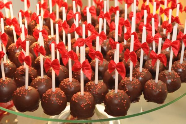 Kit com 50 popcakes personalizados.